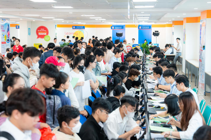 [Video] Đông đảo phụ huynh đồng hành cùng tân sinh viên nhập học tại HUTECH 19