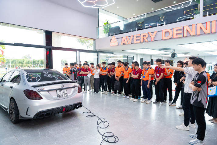 [Video] BƯỚC VÀO THẾ GIỚI CỦA NHỮNG SIÊU XE BẬC NHẤT VÀ CÔNG NGHỆ ĐỈNH CAO – SINH VIÊN VIỆN ĐÀO TẠO QUỐC TẾ HUTECH ĐÃ CÓ MỘT NGÀY “MÃN NHÃN” TẠI AVERY DENNISON! 49