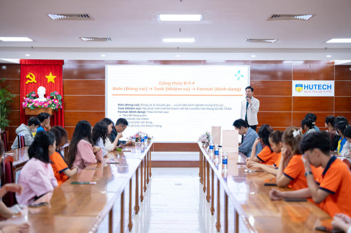 [Ảnh] Sinh viên Khoa Marketing - Kinh doanh quốc tế khám phá tiềm năng AI trong kỷ nguyên số 50