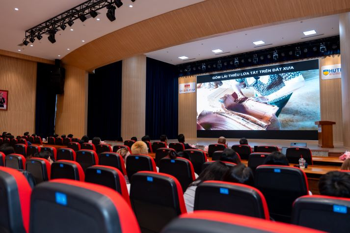 [Video] Khi sinh viên PR HUTECH kể chuyện “đời” bằng lăng kính phim phóng sự 101