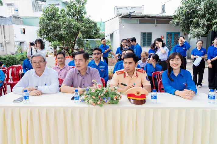 Sinh viên Khoa Marketing - Kinh doanh quốc tế góp sức “thay áo mới” cho khu vực ô nhiễm, tạo sân chơi an toàn cho trẻ em 26