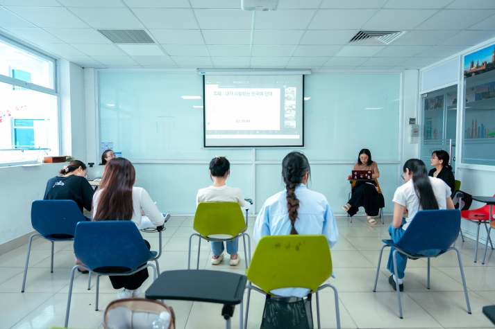 ​Sinh viên Khoa Hàn Quốc học tranh tài sôi nổi tại Cuộc thi viết tiếng Hàn "KF Global e-school" 10