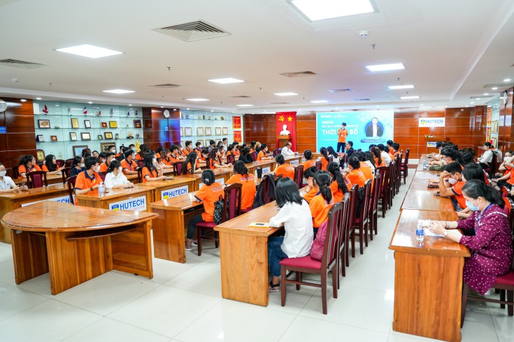 Các bạn sinh viên HUTECH chăm chú lắng nghe và trao đổi với diễn giả chương trình HUTECH 4
