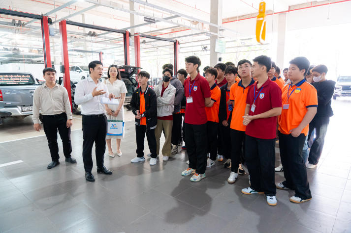Sinh viên Công nghệ kỹ thuật ô tô tìm hiểu quy trình dịch vụ - kỹ thuật tại Moveo New City 21