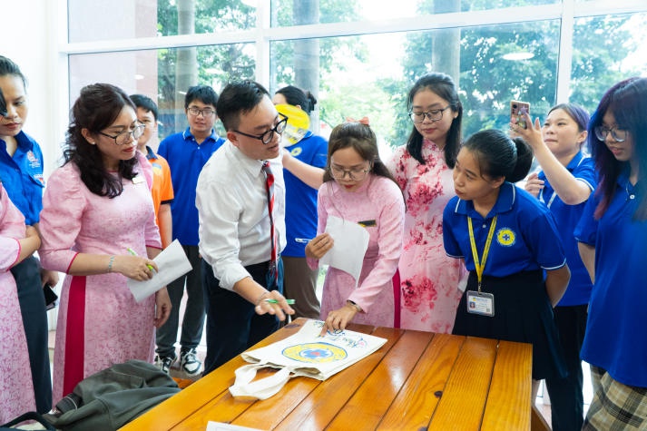 Sinh viên Khoa Thú y - Chăn nuôi gửi gắm tấm lòng đến thầy cô qua những túi vải đầy ấn tượng 100