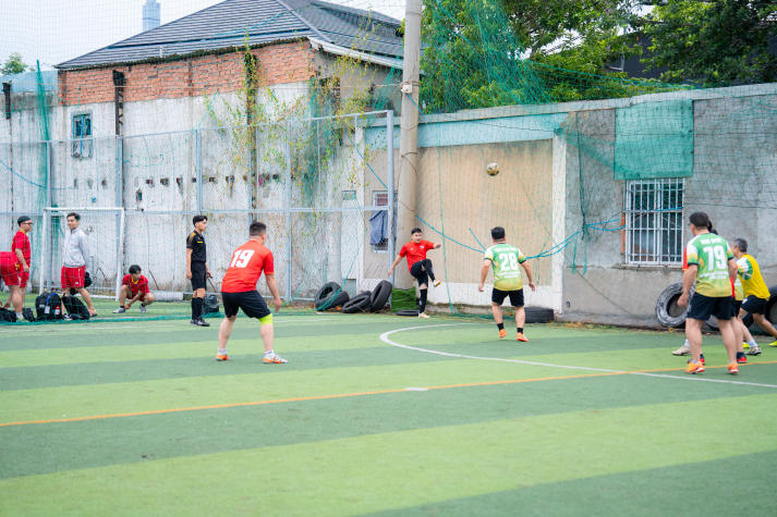 [Hội thao CB-GV-NV HUTECH 2025]: Bóng đá nam ra quân, kịch tính ngay loạt trận mở màn 18