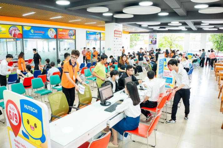 Tân sinh viên vượt ngàn cây số đến HUTECH nhập học 11