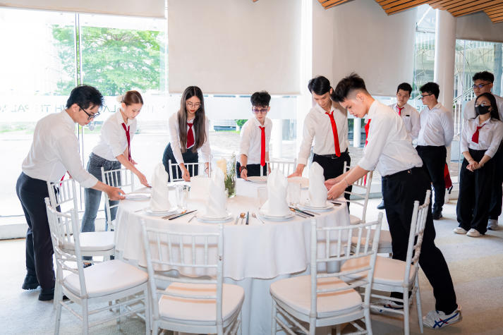 [Video] Mở rộng định hướng nghề nghiệp qua chuyến tham quan White Palace Phạm Văn Đồng của sinh viên Quản trị nhà hàng 99