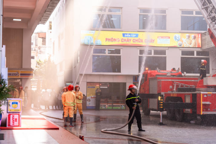 [Video] HUTECH tổ chức diễn tập PCCC & CNCH: Nâng cao năng lực ứng phó, bảo đảm an toàn học đường 97