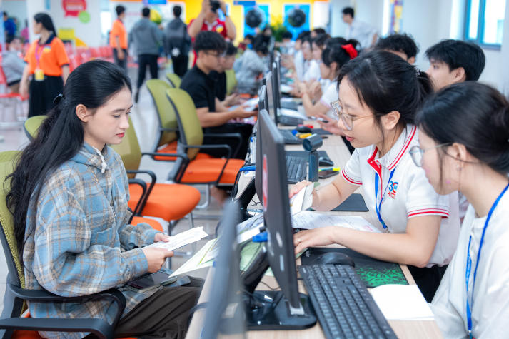 [Video] Thí sinh 2K8 rộn ràng ngày đầu nhập học, sẵn sàng cho năm học mới tại HUTECH 34