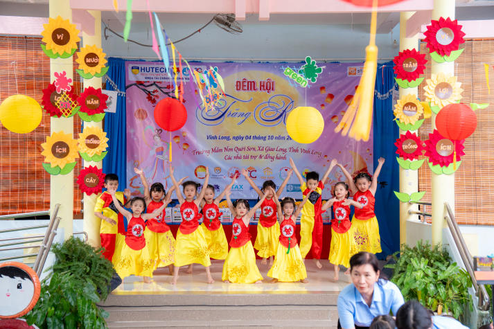 Một mùa Trăng trọn vẹn: Sinh viên Khoa Tài chính - Thương mại HUTECH đem niềm vui đến trẻ em Vĩnh Long 106