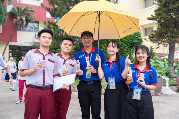 Tuổi trẻ HUTECH tiếp sức sĩ tử 2k8 trong ngày thi tốt nghiệp THPT 2026 43