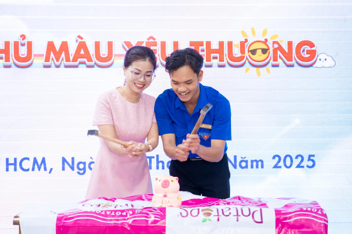 Khoa Quản trị Du lịch - Nhà hàng - Khách sạn lan tỏa yêu thương qua từng chú heo đất 18