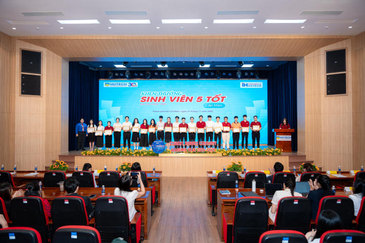 Viện Đào tạo Quốc tế ghi dấu những nỗ lực đáng tự hào tại Lễ tổng kết năm học 2024-2025 47