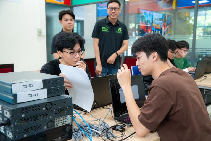 Sinh viên Công nghệ thông tin “thực chiến” xử lý sự cố mạng Cisco 60