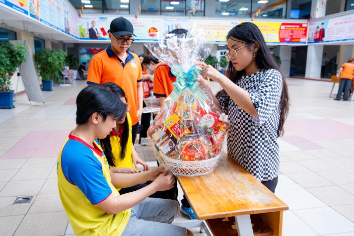 Sinh viên Khoa Dược trổ tài gói quà gửi tặng đến những hoàn cảnh khó khăn 62