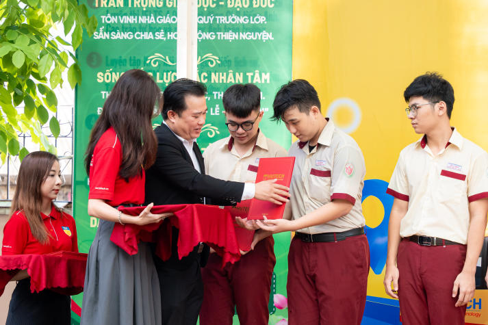 [Video] HUTECH trao 11 suất học bổng 25% học phí toàn khóa cho học sinh Trường THCS-THPT Hoa Sen tại Scholarship Tour 2025 23