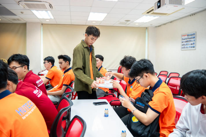 Sinh viên Viện Kỹ thuật tìm hiểu quy trình tự động hóa tại Nhà máy Yakult Việt Nam 78