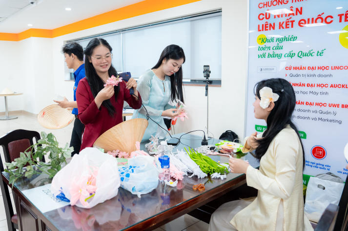 Lan tỏa tinh thần “Sắc Việt” trong Ngày hội trang trí nón lá của sinh viên Khoa Tài chính - Thương mại 58