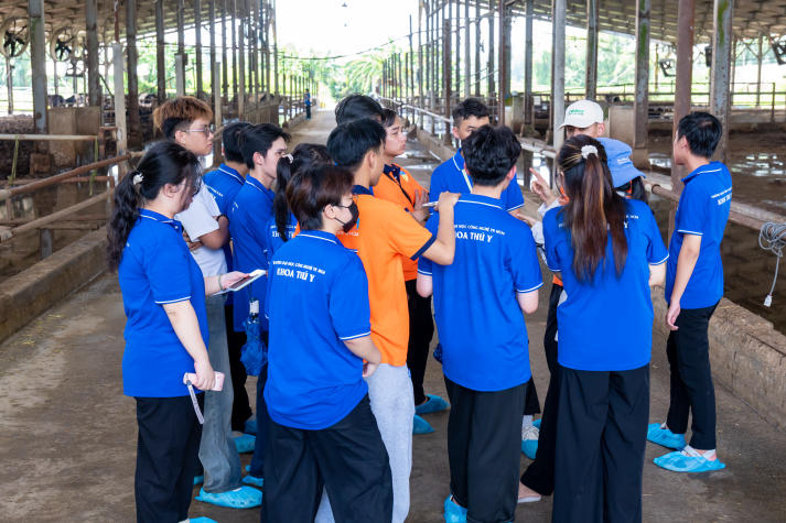 Tân sinh viên Thú y công nghệ số khám phá công nghệ chăn nuôi, mở góc nhìn chăm sóc sức khỏe thú cưng 29
