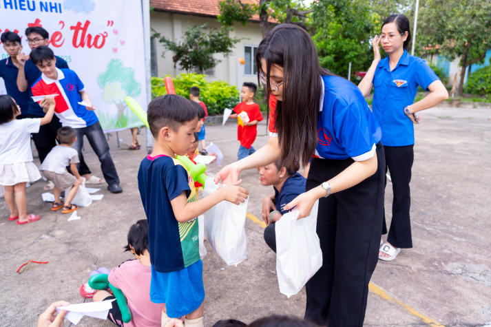 Lan tỏa yêu thương ngày 01/6, sinh viên HUTECH mang niềm vui đến trẻ em Làng Thiếu niên Thủ Đức 83