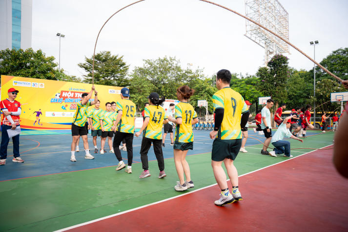 [Video] Sôi động, gắn kết và bùng nổ tại Hội thao Cán bộ - Giảng viên - Nhân viên HUTECH 2025 137