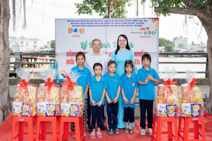 Sinh viên Khoa Marketing - Kinh doanh quốc tế góp sức “thay áo mới” cho khu vực ô nhiễm, tạo sân chơi an toàn cho trẻ em 74