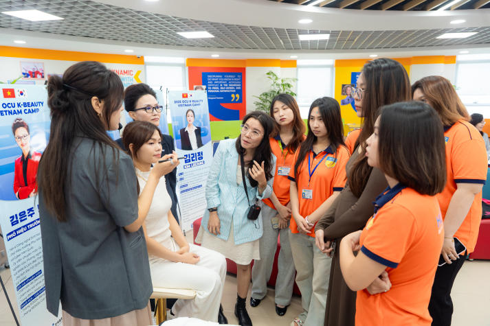 [Video] Sinh viên Viện Khoa học Ứng dụng khám phá bí mật chuẩn K-Beauty cùng chuyên gia Hàn Quốc 109