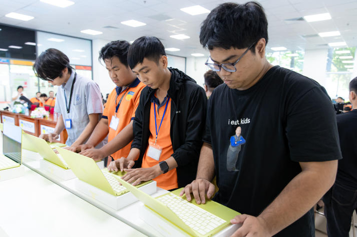 IT-ers HUTECH cùng Gà Tổng “test” MacBook Neo, khám phá công nghệ cho học tập và sáng tạo 82