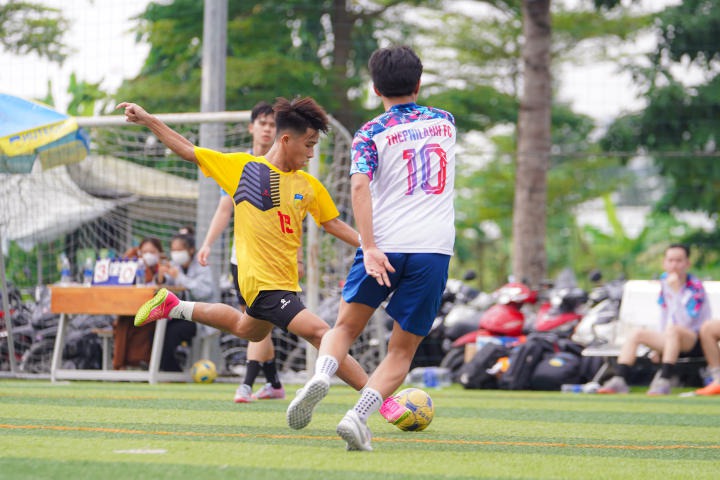 [Video] Sinh viên Việt Nam - Lào - Campuchia sôi nổi giao hữu bóng đá tại Hitech Park Campus của HUTECH 102