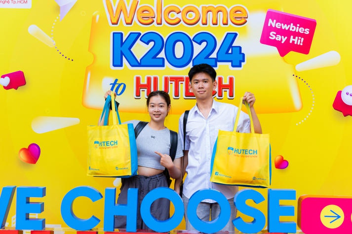 Tân sinh viên vượt ngàn cây số đến HUTECH nhập học 113