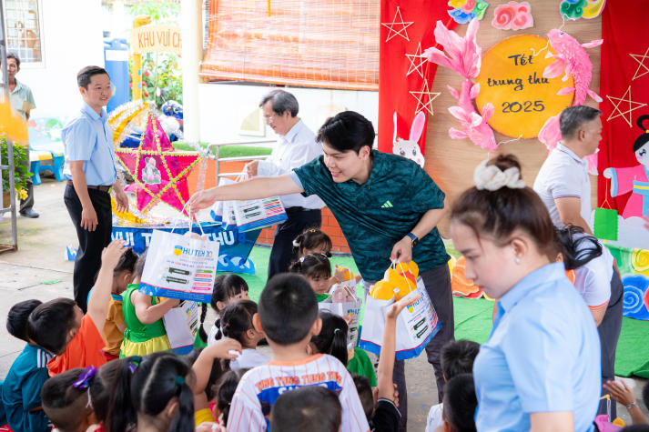 Một mùa Trăng trọn vẹn: Sinh viên Khoa Tài chính - Thương mại HUTECH đem niềm vui đến trẻ em Vĩnh Long 77