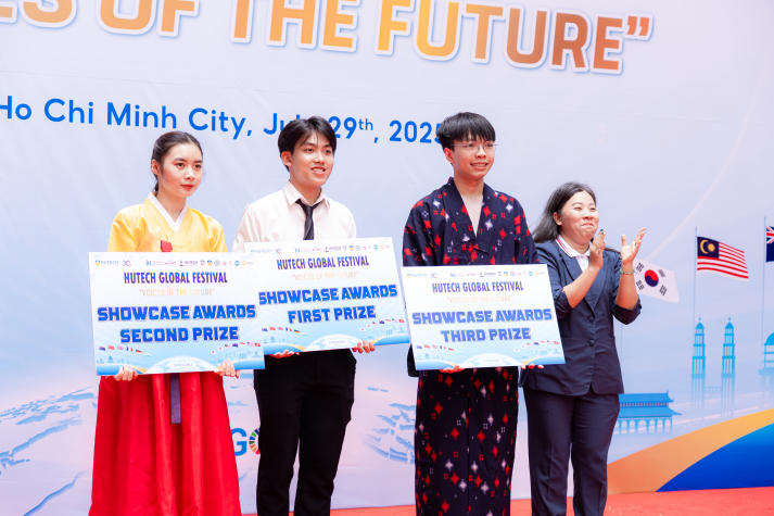 [Video] Sinh viên HUTECH “chạm” vào đa sắc văn hóa tại HUTECH Global Festival 2025 346