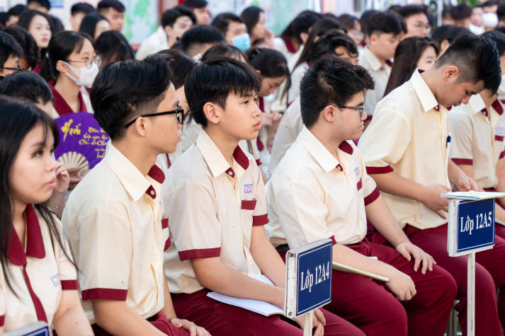 [Video] HUTECH trao 11 suất học bổng 25% học phí toàn khóa cho học sinh Trường THCS-THPT Hoa Sen tại Scholarship Tour 2025 59