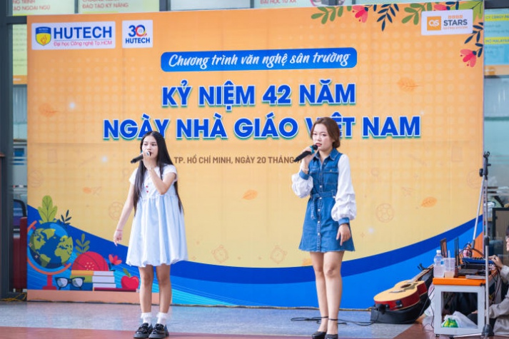 [Ảnh] HUTECH rộn ràng với loạt tiết mục văn nghệ đặc sắc chào mừng ngày Nhà giáo Việt Nam 20/11 11