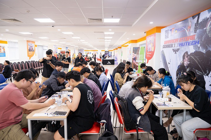 Tân sinh viên Khoa Truyền thông & Thiết kế được chuyên gia tư vấn thiết bị học tập và trải nghiệm công nghệ 110