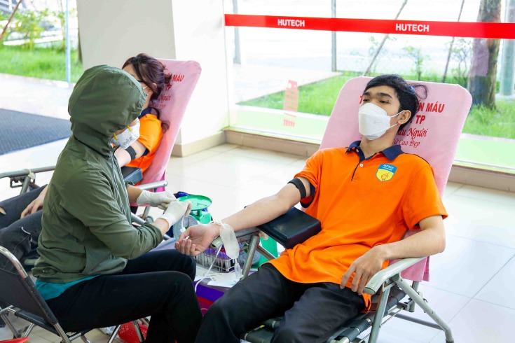 Sinh viên HUTECH hăng hái tham gia hoạt động Hiến máu tình nguyện hưởng ứng chiến dịch Xuân tình nguyện 36