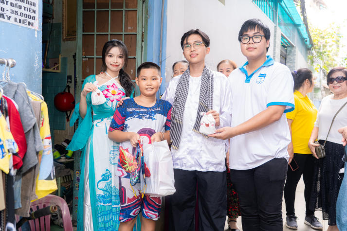 “Trung thu yêu thương 2025”: Sinh viên HUTECH kết nối trái tim, sẻ chia niềm vui cùng trẻ em Bình Thạnh 94
