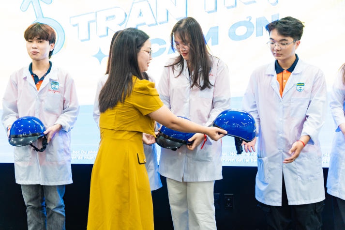 Sinh viên Khoa Dược HUTECH tìm hiểu nghề tại FPT Long Châu 122