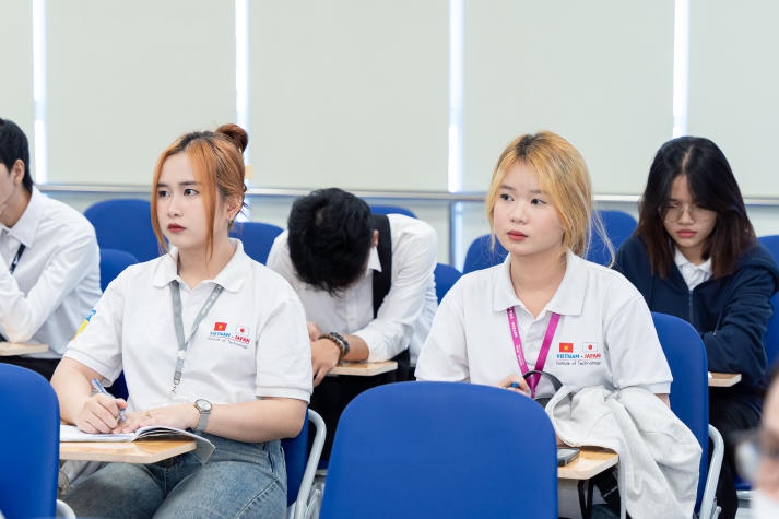 Sinh viên Viện Công nghệ Việt - Nhật tìm hiểu hoạt động khai thác cảng tại Tân Cảng - Cát Lái 36