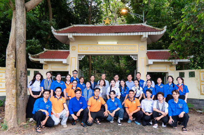 Sinh viên Khoa Marketing - Kinh doanh quốc tế dâng hương tri ân tại Khu căn cứ Huyện ủy Tòa Thánh 8