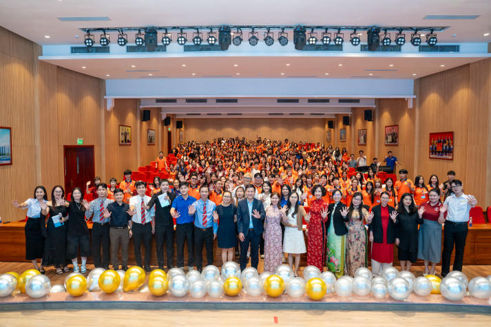 Sôi động, đa sắc màu: Tân sinh viên Khoa Trung Quốc học “cháy” hết mình tại Đêm nhạc hội chào năm học mới 176