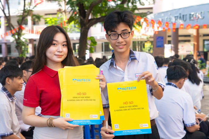 HUTECH Scholarship Tour 2025: HUTECH tiếp tục trao 36 suất học bổng trị giá 25% học phí toàn khóa cho học sinh 03 trường THPT 10