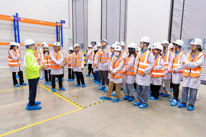 Sinh viên Khoa Dược HUTECH “chạm” nghề từ thực tế qua chuyến tham quan kho dược Phytopharma 32