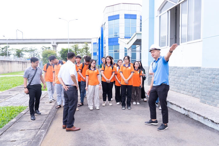 Sinh viên Quản lý tài nguyên và môi trường khám phá công nghệ AI và phát triển bền vững tại Nhà máy nước B.O.O Thủ Đức 43