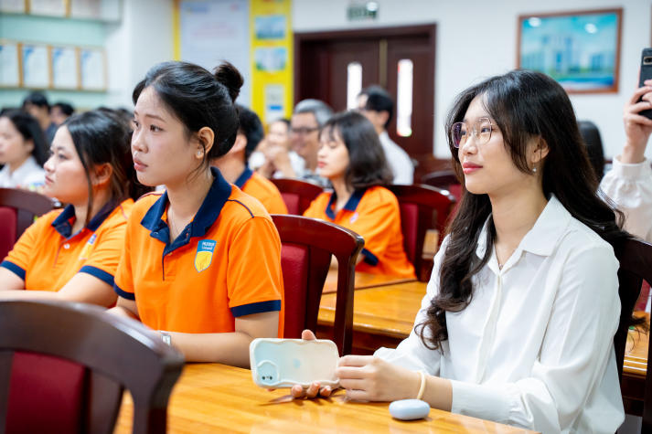 Hội nghị Tổng kết Khoa Tiếng Anh: Nỗ lực - Thành tích - Khát vọng mới 26