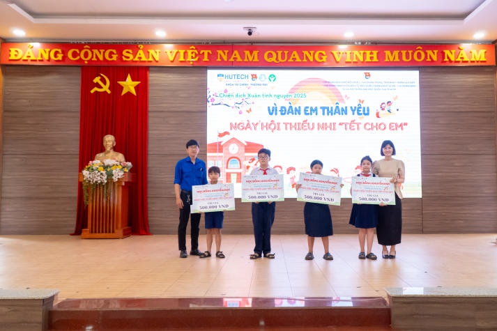 [Ảnh] Khoa Tài chính - Thương mại đồng hành cùng "Tết cho em 2025": Trao niềm vui, nhận yêu thương 26