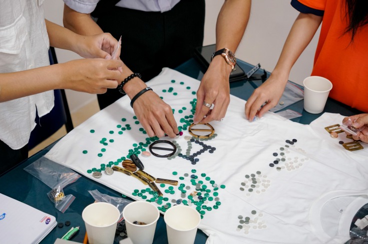 Các bạn sinh viên được trực tiếp quan sát nguyên liệu, sản phẩm công ty HUTECH 2