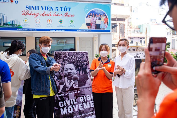 Các bạn sinh viên lớp 20DTA mang đến hơn 30 poster với nhiều chủ đề đa dạng HUTECH 8