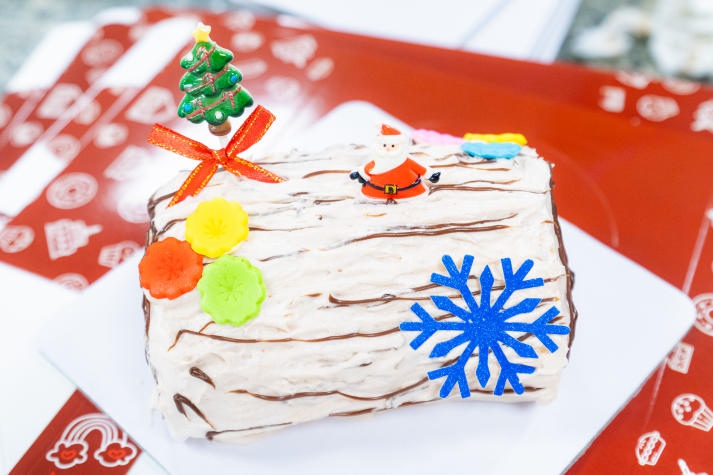 Sinh viên Viện Khoa học Ứng dụng HUTECH tự tay làm bánh đón Giáng sinh 64